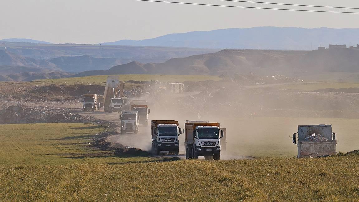 Adıyaman'da yıkılan binaların enkazı il dışına taşınıyor