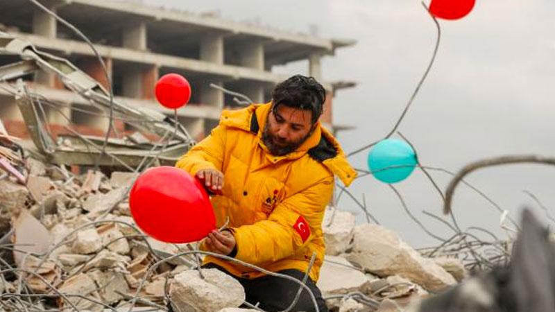 Depremde ölen çocuklar için enkaz alanına renkli balon koydular: “Burada bir sürü meleğimi kaybettim”