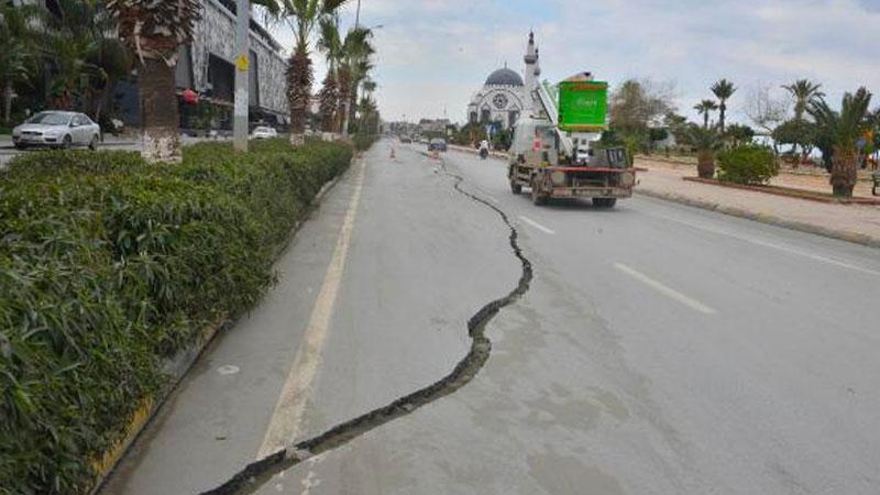 İskenderun'da sahil yolu depremde çöktü; büyük yarıklar oluştu