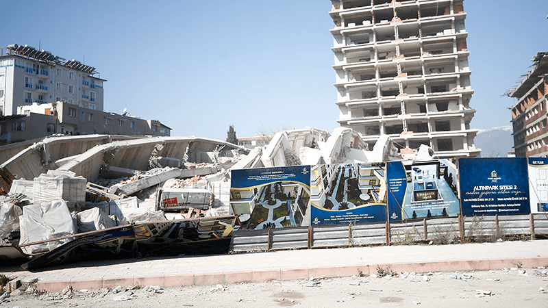 Hatay'da yıkılan inşaat halindeki siteden geriye 'depreme dayanıklı' tabelası kaldı 