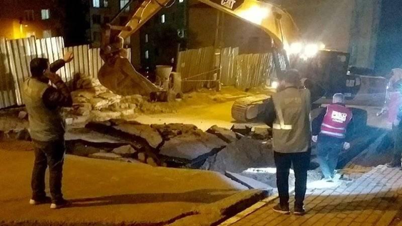 Pendik'te yol çöktü; iki bina tahliye edildi 