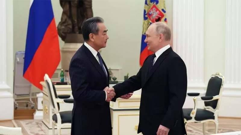 Çin temsilcisi Wang Yi ve Rusya Devlet Başkanı Vladimir Putin