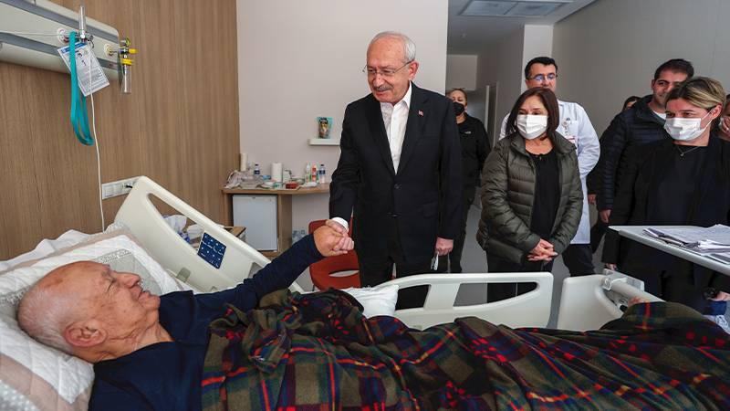 Depremde yaralanan vatandaşları hastanede ziyaret eden Kılıçdaroğlu: Birlikte bu zor günleri aşarak yıkılan kentlerimizi omuz omuza ayağa kaldıracağız