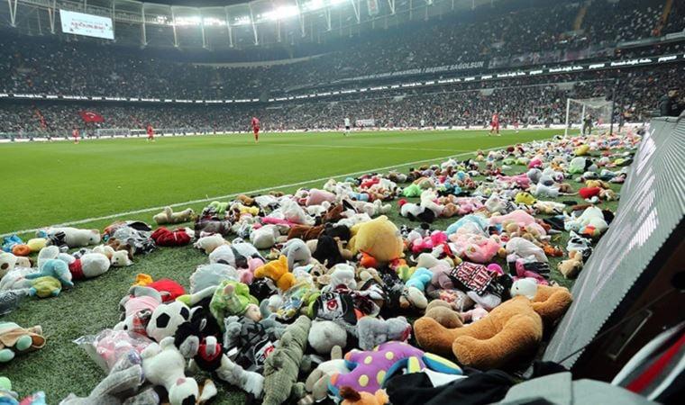 Beşiktaş taraftarının depremzede çocuklar için sahaya oyuncak atması dünya basınında