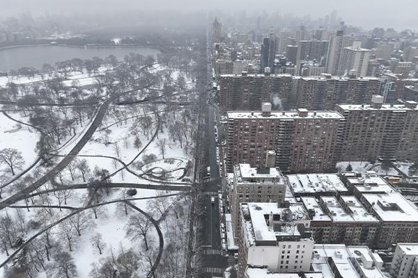 New York'a kar yağdı; Central Park beyaza büründü