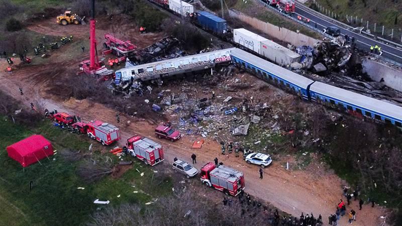 Yunanistan'da en az 40 kişinin öldüğü tren kazasının ardından Ulaştırma Bakanı Karamanlis istifa etti