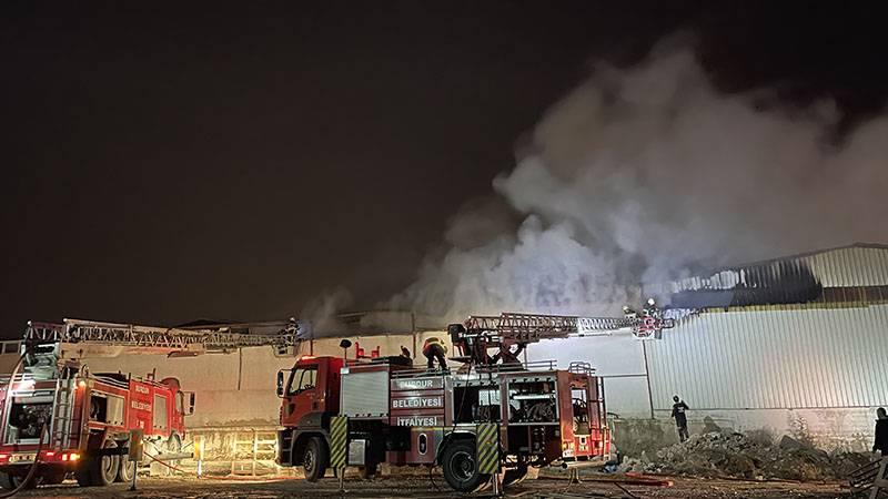 Burdur'da tarım makineleri üretilen fabrikada yangın: 5 işçi dumandan etkilendi