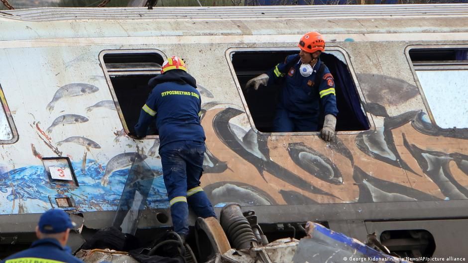 Yunanistan Ulaştırma Bakanı tren kazası nedeniyle istifa etti