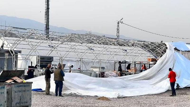 İskenderun'da kuvvetli rüzgâr; depremzedelerin çadırları yıkıldı