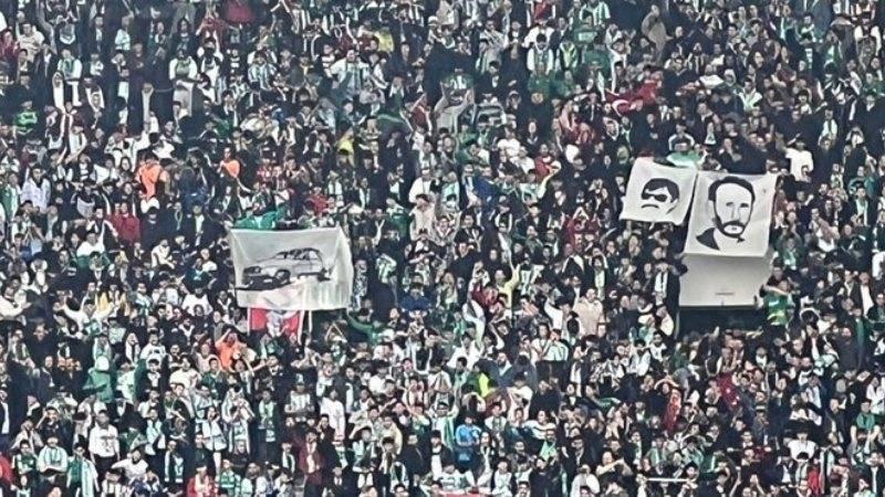 Amedspor maçında, Bursaspor tribünleri 'Beyaz Toros' ve 'Yeşil' posteri açtı