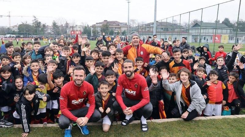 Galatasaraylı futbolculardan depremzedeler yararına yapılan turnuvaya destek