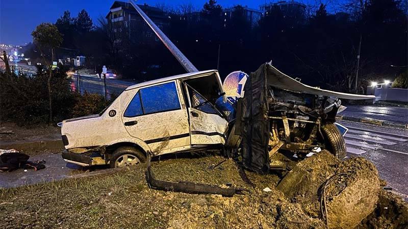 Aydınlatma direğine çarpan araç ikiye bölündü 