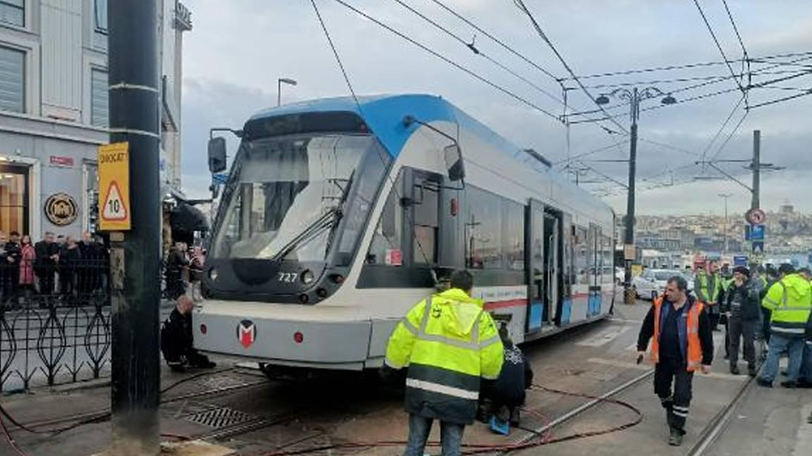 Sirkeci'de aynı yerde tramvay yeniden raydan çıktı