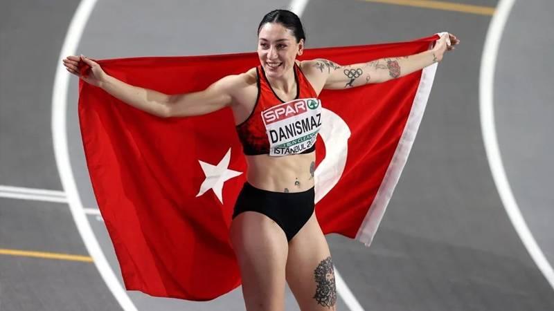 Milli atlet Tuğba Danışmaz, Avrupa Salon Atletizm Şampiyonası kadınlar üç adım atlama finalinde 14.31’lik derecesiyle Türkiye rekoru kırarak altın madalya kazandı.