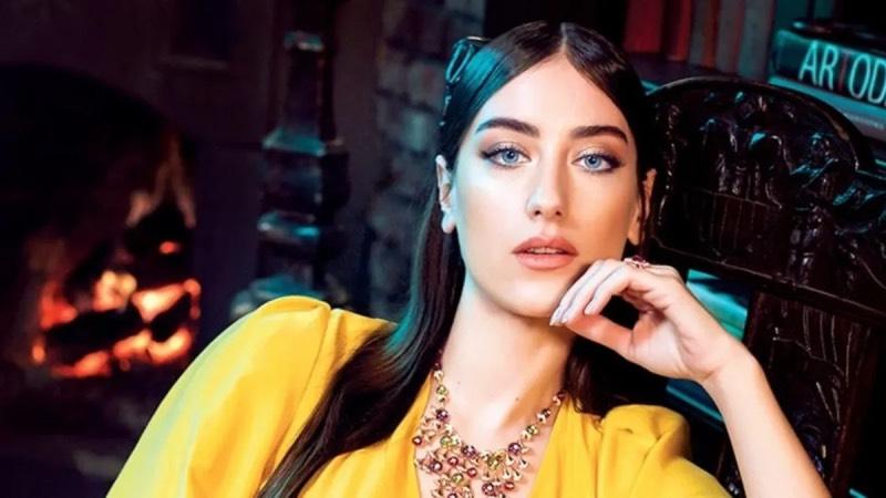 Hazal Kaya, ilk kez kızının fotoğrafını paylaştı: Yaka iğnem Süreyya'm