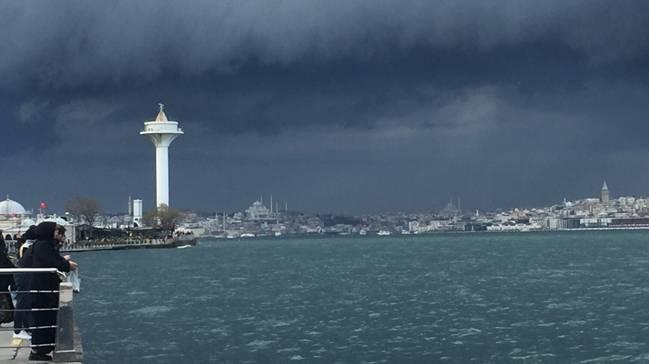 İstanbul'da gün geceye döndü; fırtına ve lodos etkili oluyor!