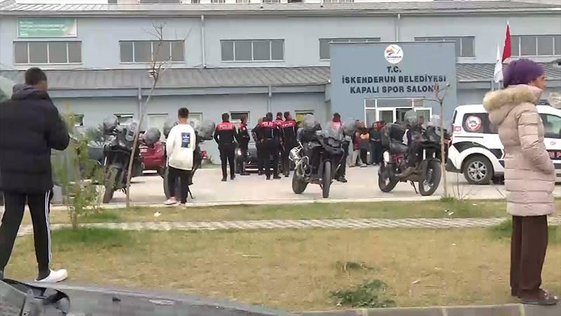 İskenderun'da depremzedeler için kullanılan spor salonun boşaltılmak istenmesine tepki gösterildi