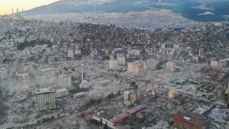 6 Şubat depremleri: İngiltere'den mühendisler yıkımı araştırmak üzere deprem bölgesine gitti