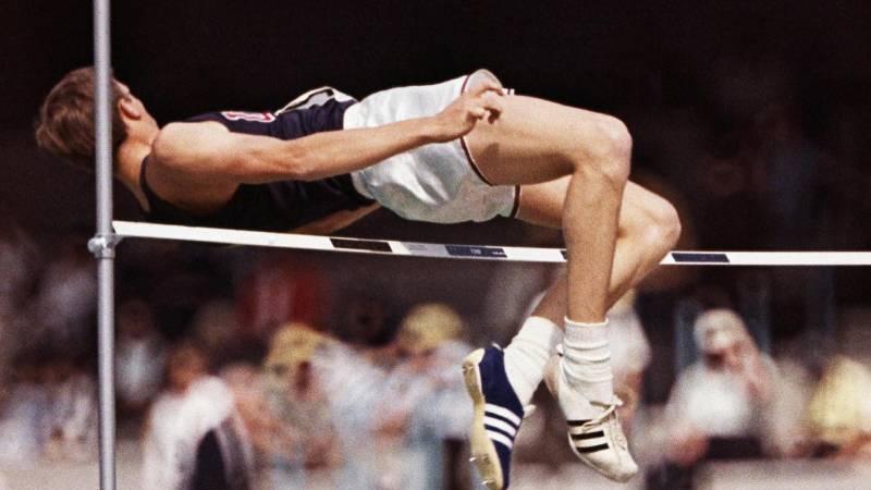 Fosbury, 1968 Mexico City Yaz Olimpiyat Oyunları'nda çıtadan sırtüstü atlayan ilk sporcu oldu.