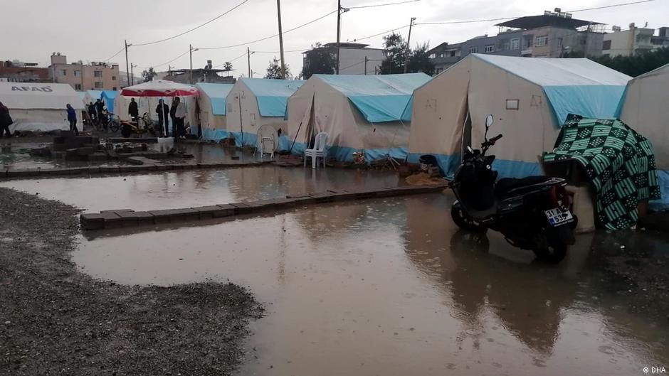 Yağışlar deprem bölgesinde hayatı daha da zorlaştırıyor