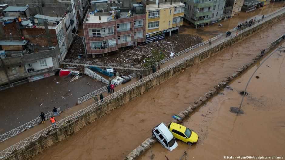 Sel felaketinde can kaybı 15'e yükseldi