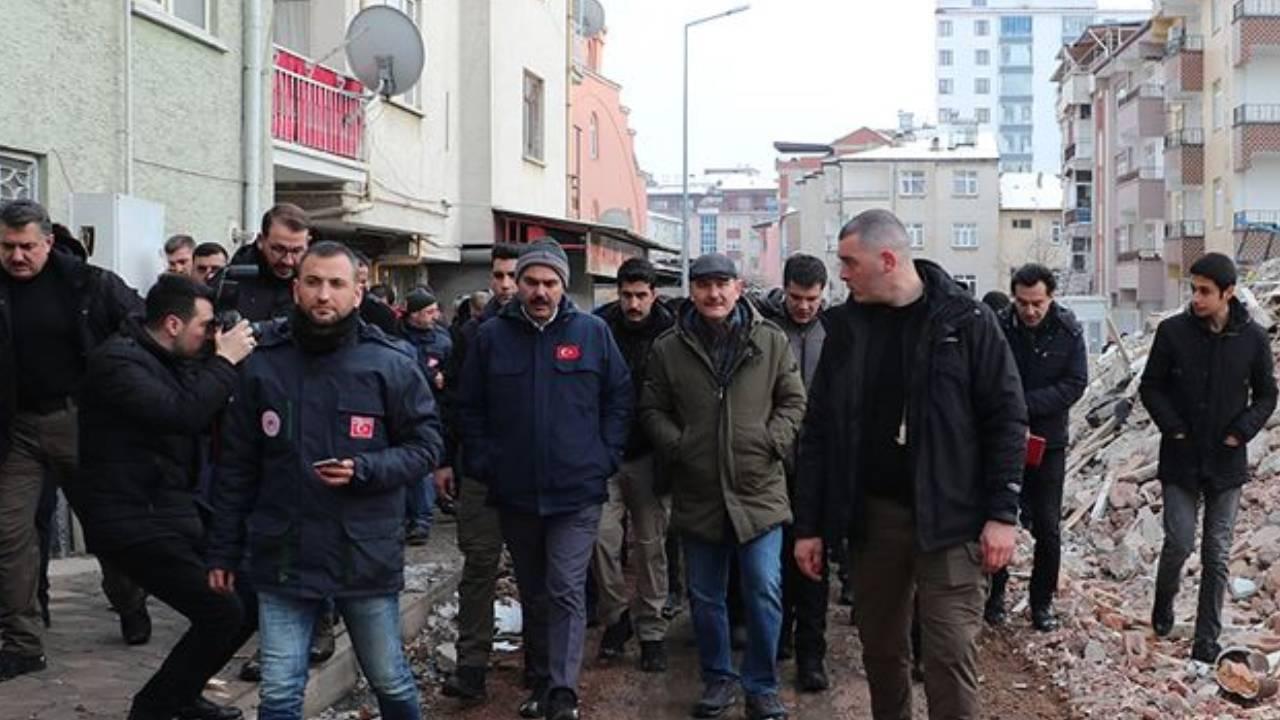 Karar yazarı Karaalioğlu: Tamamı istifa edip köşeye çekilmesi gereken kadrolar; Türkiye’yi yeniden imar edecekler!