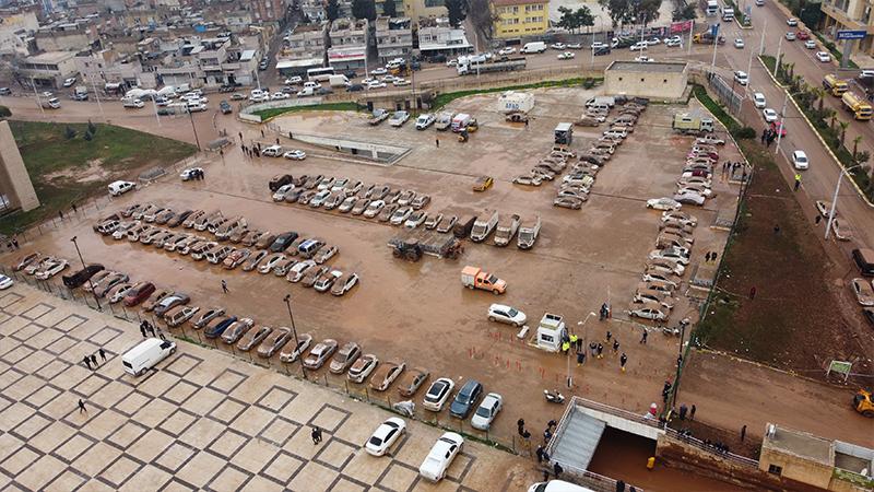 Şanlıurfa'da su basan otoparktaki araçlar çıkarıldı, kayıp TIR şoförü aranıyor