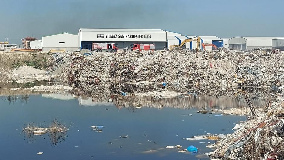 Milyonlarca ton afet atığı tehlike saçıyor