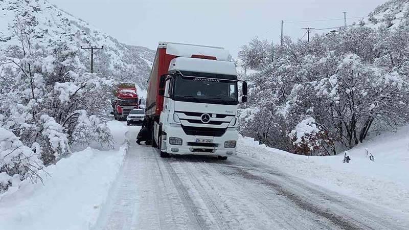 Tunceli'yi Erzincan'a bağlayan karayolu zincirsiz TIR geçişine kapatıldı