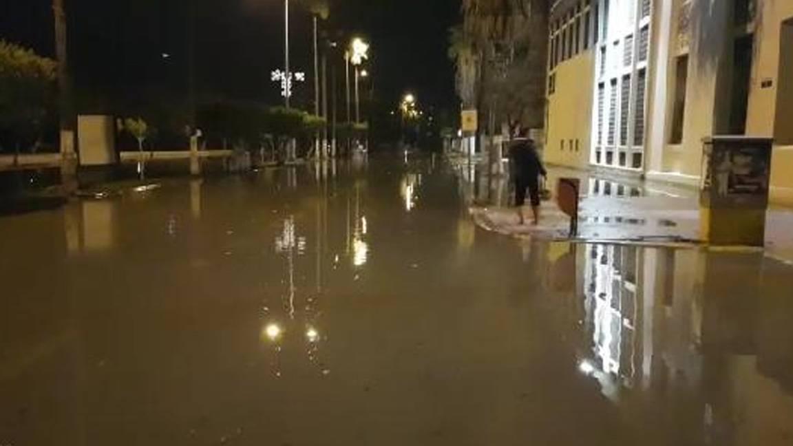 İskenderun'da denizin yükselmesi sonucu caddeler göle döndü; ev ve iş yerlerinde su baskınları yaşandı