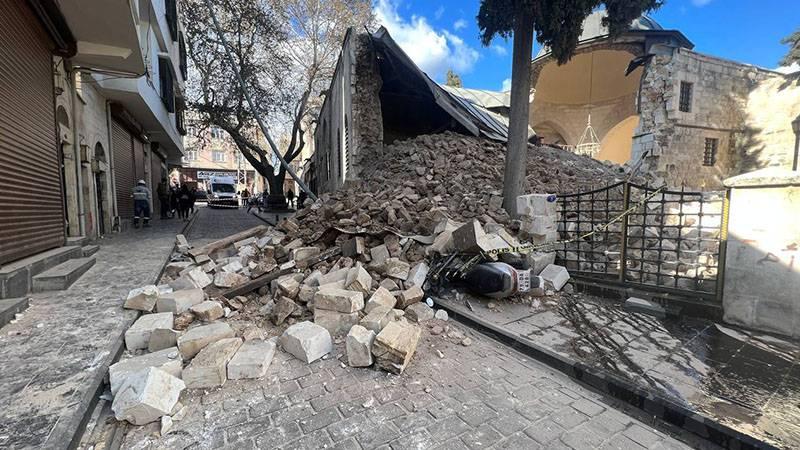 Kilis'te depremde ağır hasar gören tarihi cami kendiliğinden yıkıldı