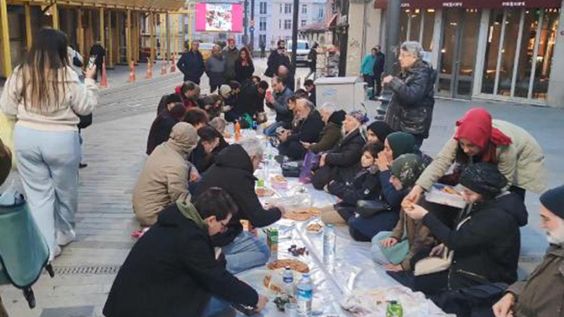 Ramazan'ın ilk yeryüzü sofrası Tünel Meydanı'nda kuruldu 