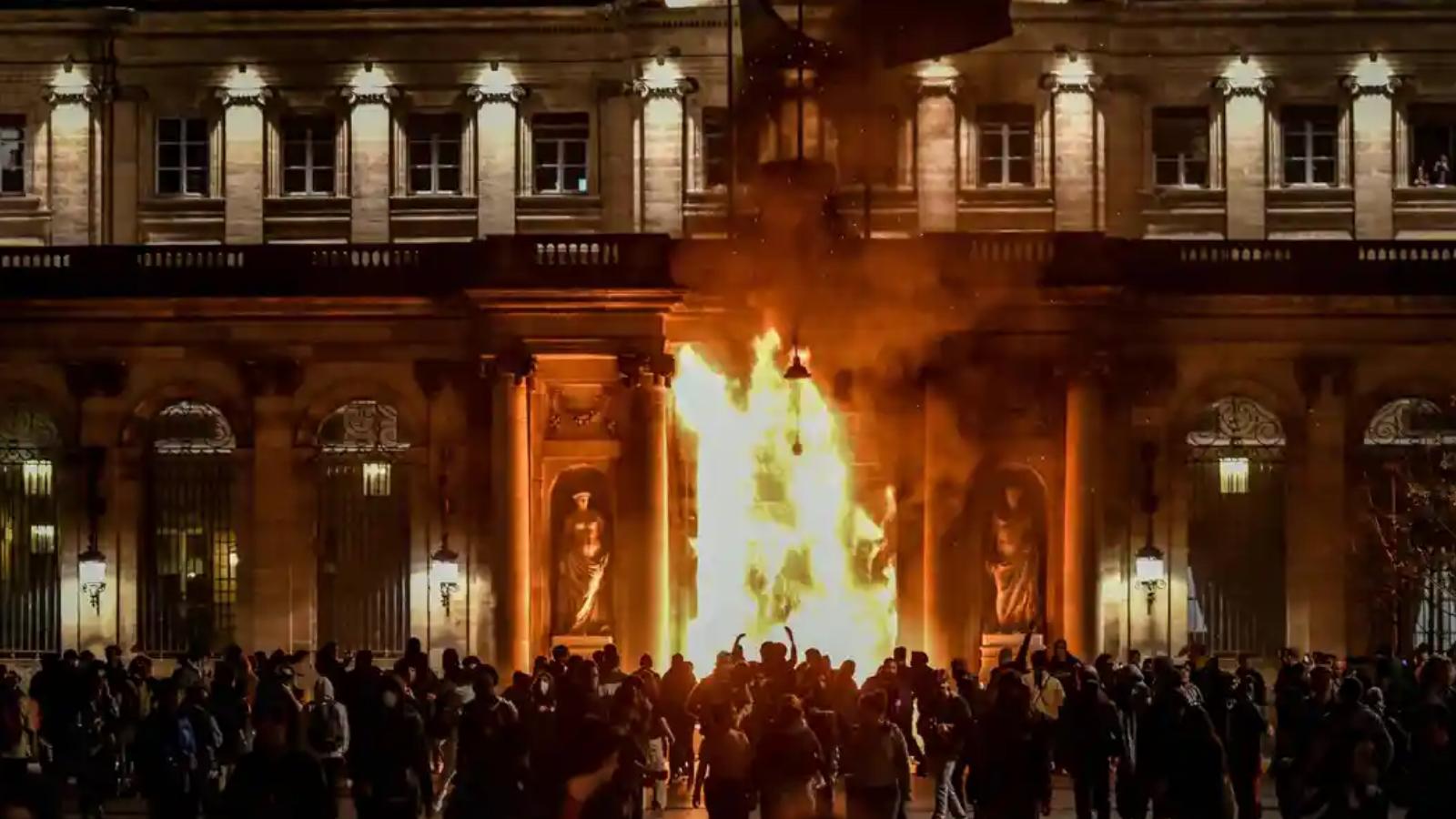 Fransa'da emeklilik reformu protestoları: Bordeaux belediye binası kapısı ateşe verildi 