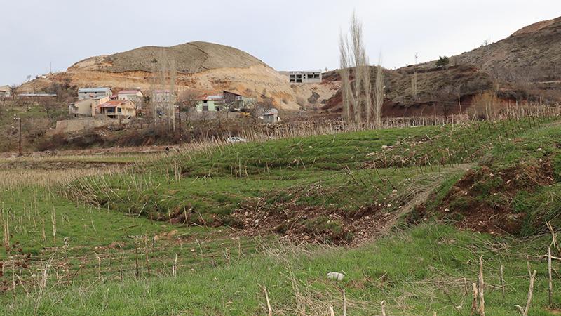 Adıyaman'da fay hattının geçtiği mahallede yükselme oldu: "Coğrafya değişti, arazilerde 3-5 metre şişmeler, kabarmalar, ayrılmalar yaşandı"