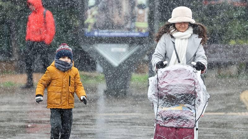 İstanbul'un yüksek kesimlerine kar yağdı