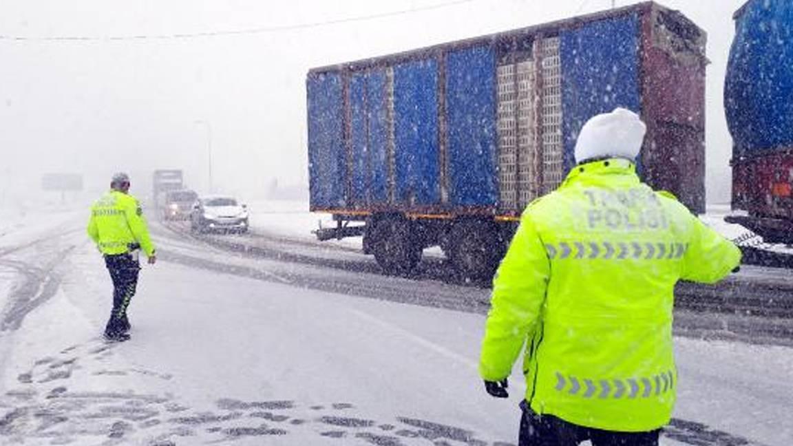 Bolu Dağı geçişinde makaslayan tır kaza yaptı: Kapanan yol trafiğe açıldı 