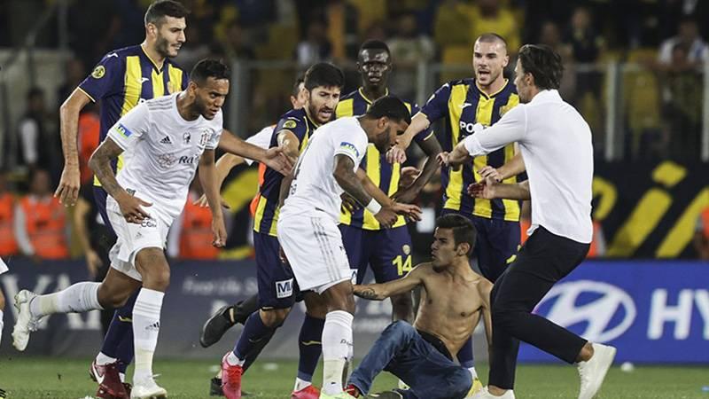 Beşiktaşlı futbolculara saldıran sanığa hapis cezası!