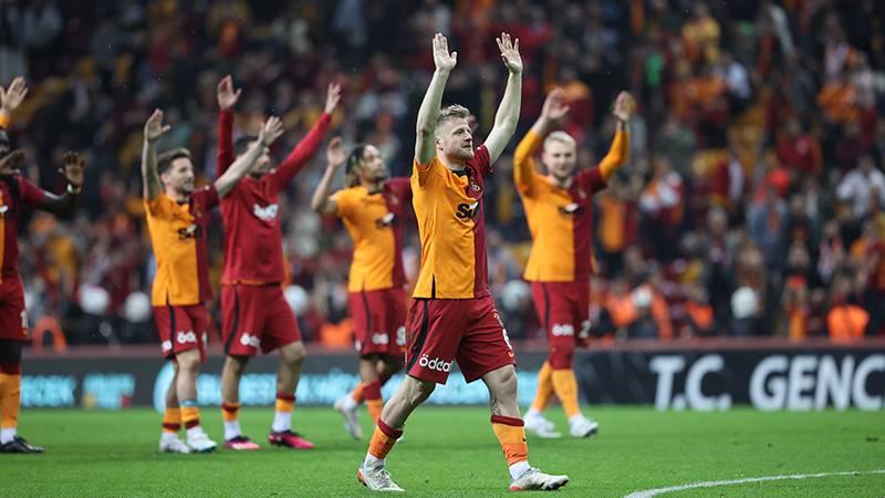 Galatasaray'da Başakşehir maçı öncesi prim kararı!