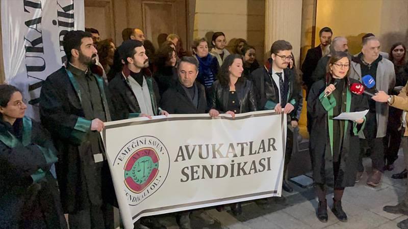 Avukatlar Sendikası'ndan İstanbul Barosu önünde açıklama: Meslektaşlarımızın halkı savundukları için cezalandırılmasına alışmayacağız