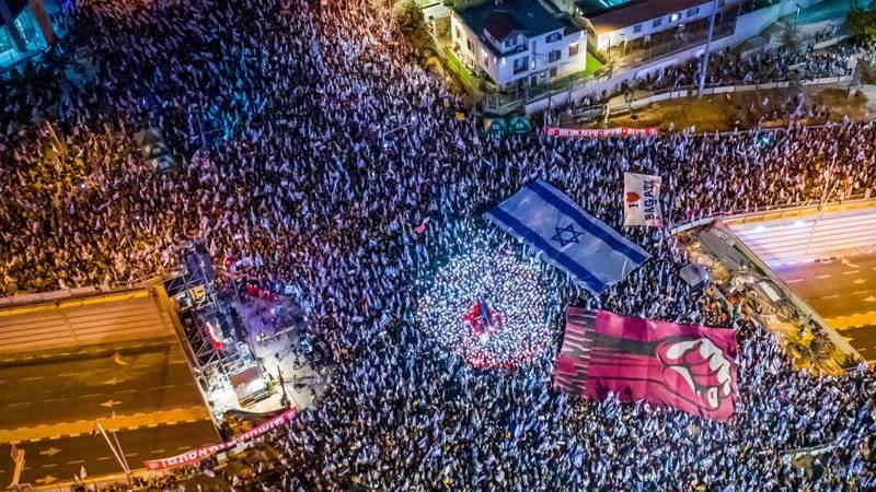 İsrail’de hükümetin Yüksek Mahkemenin yasalar üzerindeki denetimini kısıtlama girişimi, protestolar nedeniyle ertelenmişti. (Foto: AA)