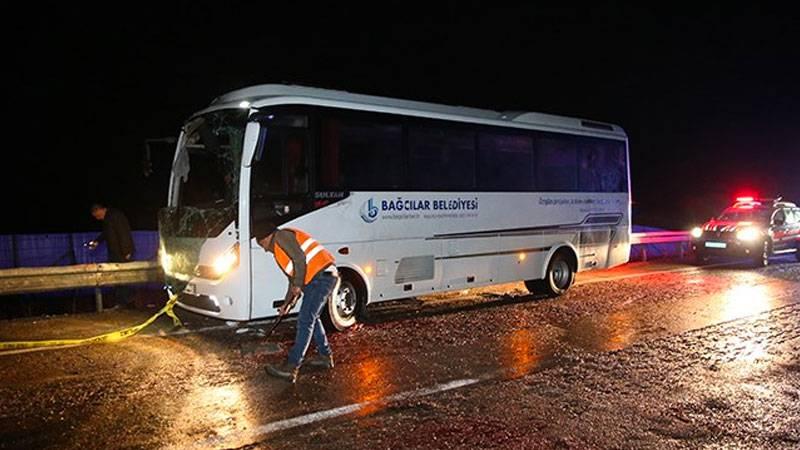 Deprem bölgesinden dönen Bağcılar Belediyesi'ne ait otobüs devrildi: Üç kişi öldü, 19 yaralı