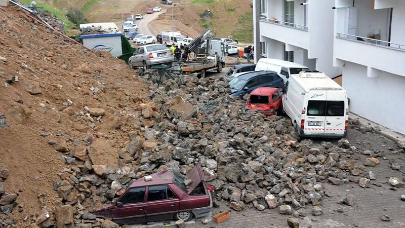 Kahramanmaraş'ta istinat duvarı çöktü; 8 araç hasar aldı