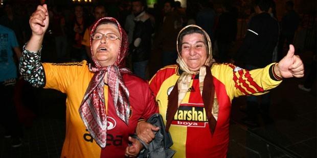 Galatasaray taraftarları sokakları sarı kırmızıya boyadı