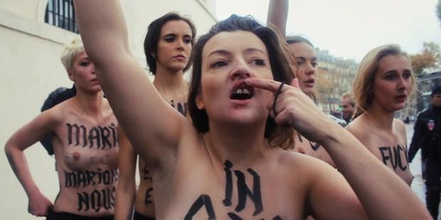 FEMEN Paris'te Katoliklerden dayak yedi!