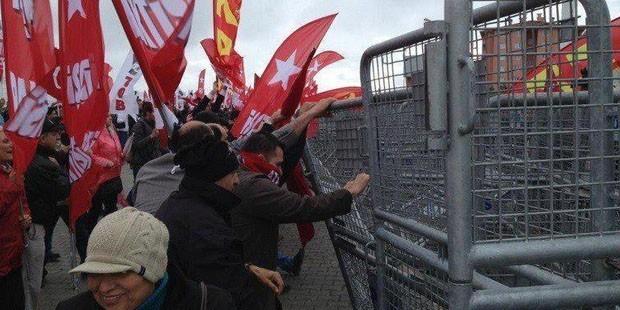 Ergenekon davası sanıklarına destek için binlerce kişi Silivri'de