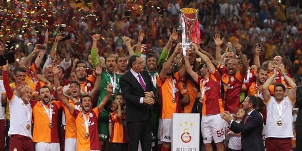 Galatasaray 19. şampiyonluk kupasını kaldırdı