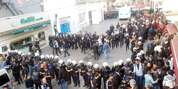 Taksim'deki 29 Ekim kutlamalarına polis müdahale etti