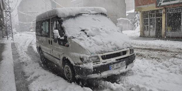 Yılın ilk kar yağışı düştü, ulaşım felç oldu