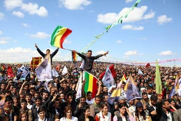 Kobanê sınırında Newroz ateşi yakıldı