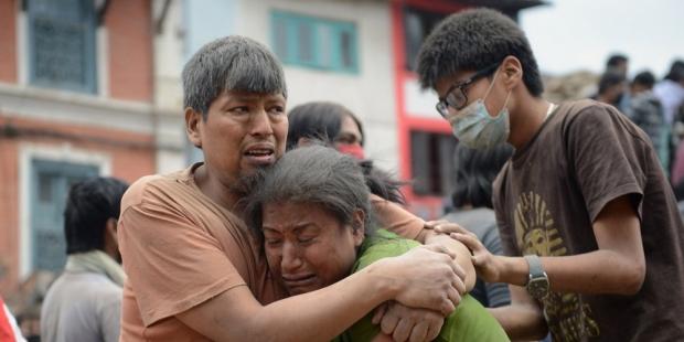 Yüzlerce kişinin enkaz altında kaldığı Nepal depreminden ilk görüntüler